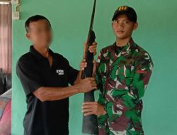 Taat Hukum, Warga Perbatasan Serahkan Senjata Api Rakitan ke Satgas Pamtas Yonif 645/GTY