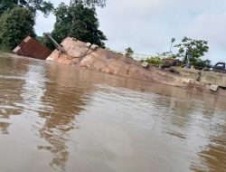 Masyarakat Tertung Keluhkan Tumpahan Minyak CPO Dari PT. Julong Yang Mencemari Sungai Melawi