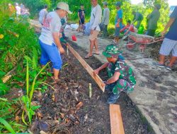 Atasi Kesulitan Masyarakat Perbatasan, Satgas Pamtas Yonif 645/Gty Karya Bakti Perbaikan Jalan Dusun