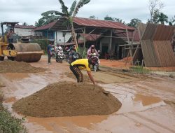 Gotong Royong, Polsek Kota Baru bersama Pemdes dan Masyarakat Kerja Bakti Menimbun Jalan Berlubang