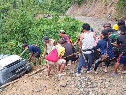 Kesigapan Prajurit Satgas Pamtas Yonif 645/GTY, Bantu Evakuasi Mobil Pick Up yang Masuk Jurang