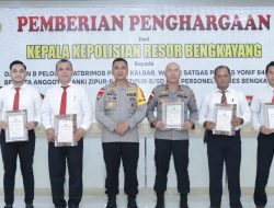Kapolres Bengkayang Berikan Penghargaan ke Sejumlah Personel Berprestasi