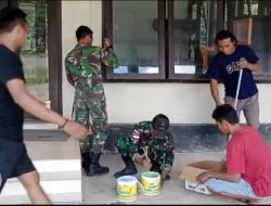 Prajurit Satgas Pamtas Yonif 645/Gty Bersama Warga Lakukan Karya Bhakti Pengecatan Mushola Darul Iman&nbsp;