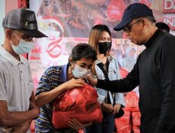 Pengendalian Inflasi, Gubernur Kalbar Serahkan Bansos di Singkawang