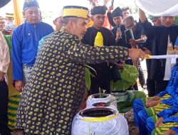 Komunitas Budaya Sekayam Gelar Ritual Mandi Daun Sabang di Obyek Wisata Danau Padong Pangeran
