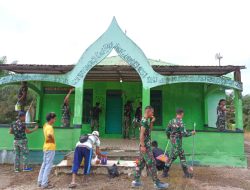 Prajurit Satgas Pamtas Yonif 645/Gty Karya Bhakti Pengecatan Masjid Al-Kautsar Bersama Warga Perbatasan