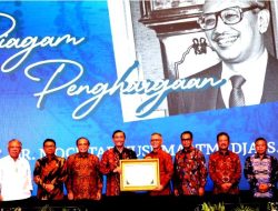 Dalam Rangka Hari Maritim Nasional, Pemerintah Memberi Penghargaan Maritim kepada Mochtar Kusumaatmadja