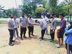 Satbinmas Berikan Sarkon Bola Voli kepada Pemuda Tim Voli Ivos SB, Guna Mencegah Tindakan Kriminalitas