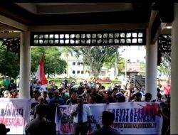 TNI-Polri Kawal Aksi Demo Pedagang Pasar Beringin di Kantor DPRD Kota Singkawang&nbsp;