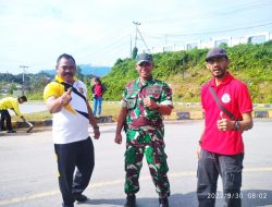 Danramil 1204 Entikong Lakukan Giat Karya Bakti Bersih di Jalan Raya Lintas Malindo.