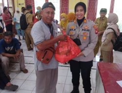 Polsek Singkawang Selatan Salurkan Bantuan Sembako kepada Masyarakat Terdampak Kenaikan Harga BBM