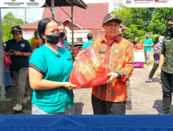 Pj Bupati Landak Salurkan Bansos BBM kepada 180 Pedagang Pelataran di Kecamatan Ngabang