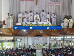 Sekda Landak Hadiri Misa HUT ke-44 Paroki Salib Suci Ngabang