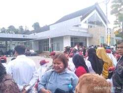 Masyarakat Perbatasan RI-Malaysia Antusias Ikuti Upacara Bendera HUT TNI ke-77 di PLBN Entikong