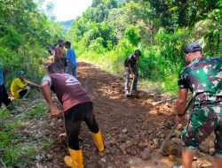 Satgas Pamtas Yonif 645/Gty Bersama Warga Perbatasan Karya Bakti Perbaikan Jalan JIPP
