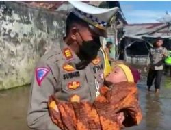 Kasat Lantas Polres Singkawang Bantu Evakuasi Bayi di Lokasi Banjir&nbsp;