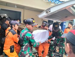 Satgas Pamtas Rl-Malaysia Yonif 645/ Gty Bantu Proses Pemakaman Warga