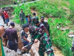 Peduli Kesulitan Warga, Satgas Pamtas Yonif 645/Gty bersama Warga Bangun Jembatan Kayu di Jalan JIPP Pasca Longsor