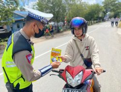 Polantas Sosialisasikan Buku Petunjuk Keselamatan Berlalu Lintas kepada Pengendara