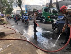 Tim Sar Ditsamapta Polda Kalbar Sigap Melakukan Penyemprotan Minyak Makan Tumpah di Jalan Raya