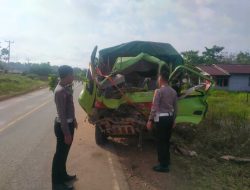 Satlantas Polres Kubu Raya Lakukan Evakuasi Dua Kendaraan Akibat Tabrakan di Jalan Trans Kalimantan Kilometer 63