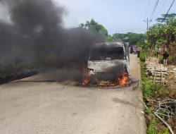 Mobil Pick Up Daihatsu Terbakar Hebat di Jalan Desa Durian, Anak Korban Selamat