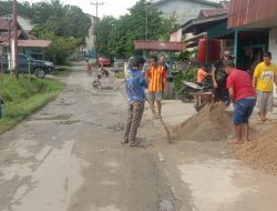 Warga Dusun Hilir Tengah Dua Gotong Royong Perbaiki Jalan yang Berlubang