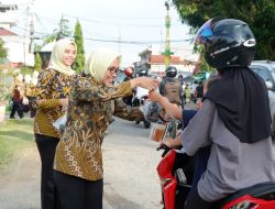 Bulan Suci Ramadhan, IAD dan Kejari Sanggau Berbagi Takjil Untuk Pengendara