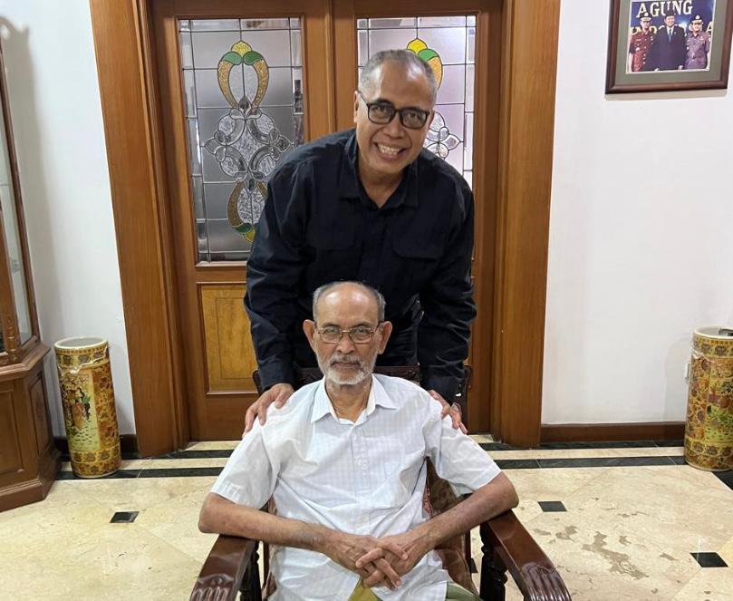 Luthfi Yazid, Ketua Umum DePA-RI, sahabat dekat Ex Jaksa Agung RI Abdul Rahman Saleh (Bang Arman) biasa bersilaturahim dengan Abdul Rahman Saleh di rumahnya di Pejaten Jakarta Selatan. Mantan Jaksa Agung itu wafat hari Jumat 4 Juli 2025 (Foto: Dok. pribadi).
