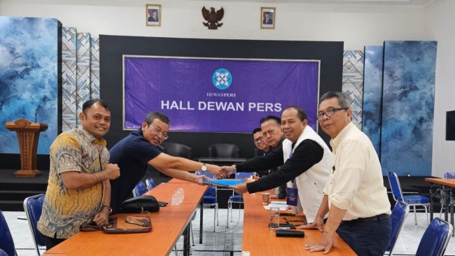 Akhmad Munir maju sebagai calon Ketua Umum PWI Pusat 2025-2030 dengan dukungan kuat 17 provinsi. Artikel ini menganalisis proses penyerahan dokumen, peta dukungan, visi-misi Cak Munir, dan prospeknya di Kongres PWI Agustus 2025.