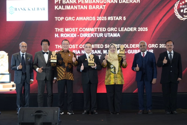 Gubernur Ria Norsan pimpin Bank Kalbar raih TOP GRC Awards 2025. Baca analisis mendalam tentang strategi tata kelola, komitmen pemegang saham, dan dampaknya bagi kemajuan layanan finansial dan ekonomi daerah Kalimantan Barat.