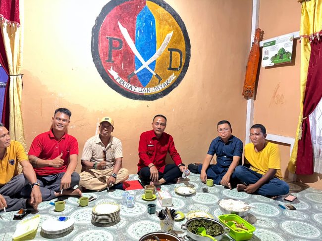 Kehadiran Wakil Gubernur Kalimantan Barat Krisantus Kurniawan disambut antusias oleh warga Desa Nanga Nuar.
