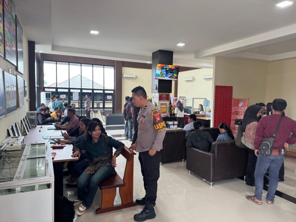 Ramai Pemohon SKCK P3K, Polres Sekadau Dorong Gunakan Aplikasi Polri Presisi