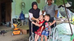 Polisi Sekadau Salurkan Kursi Roda untuk Firas, Donatur Ikut Tergerak