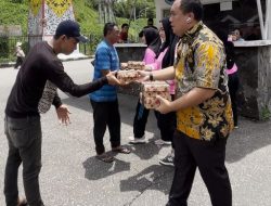 Hangatnya Jumat Berkah, PIMPASA Imigrasi Entikong Bagikan Makanan untuk Warga PLBN