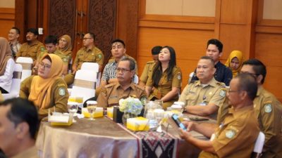 Gubernur Ria Norsan resmi luncurkan IB Billing, QRIS Dinamis, dan Virtual Account untuk transaksi pemerintah Kalbar. Langkah strategis ini perkuat tata kelola keuangan daerah, transparan, dan akuntabel. Peluncuran di High Level Meeting ETPD 2025 wujudkan digitalisasi pendapatan belanja daerah, dukung percepatan transformasi digital di Kalimantan Barat.