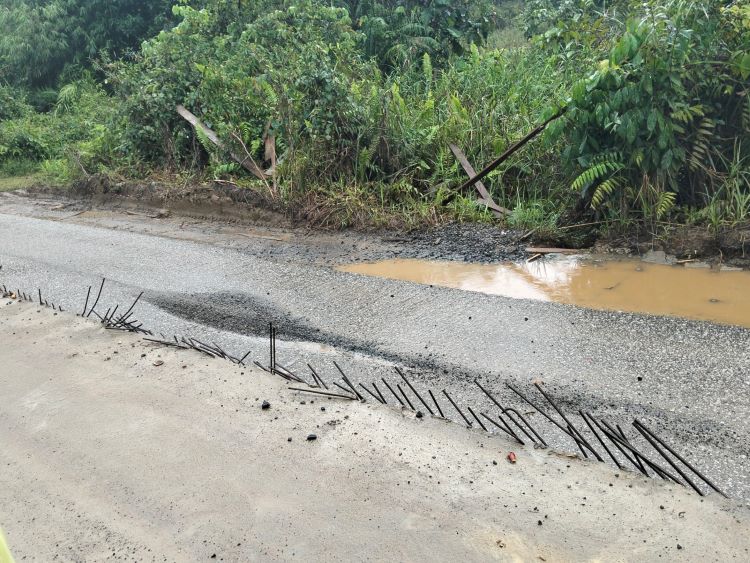 Kasus proyek jalan tanpa plang di Sekadau Hulu, Kalbar, menyimpan bahaya laten. Besi cor menjulur mengancam keselamatan pengendara, terutama jelang puncak arus mudik Natal.