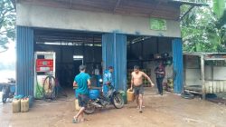 Alun, pemilik toko di Meliau, diduga jual solar subsidi secara ilegal ke perusahaan tambang. Bisnis gelap dari balik dagangan sembako ini didesak untuk ditindak tegas.