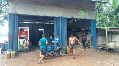 Alun, pemilik toko di Meliau, diduga jual solar subsidi secara ilegal ke perusahaan tambang. Bisnis gelap dari balik dagangan sembako ini didesak untuk ditindak tegas.