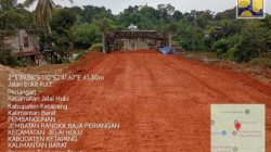 Jembatan Sei Jelai Hulu Ketapang, proyek strategis senilai Rp5 miliar dengan panjang 100 meter, ditarget rampung 2026. Infrastruktur ini akan membuka akses langsung antara Ketapang (Kalbar) dan Lamandau (Kalteng), pacu pertumbuhan ekonomi kawasan.