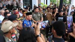 Gubernur Kalimantan Barat Ria Norsan terima aksi unjuk rasa. Paparkan data konkret progres infrastruktur dan IPM, ajak mahasiswa dialog demi pembangunan.