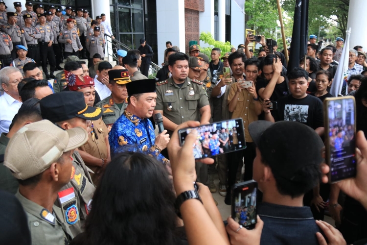 Gubernur Kalimantan Barat Ria Norsan terima aksi unjuk rasa. Paparkan data konkret progres infrastruktur dan IPM, ajak mahasiswa dialog demi pembangunan.