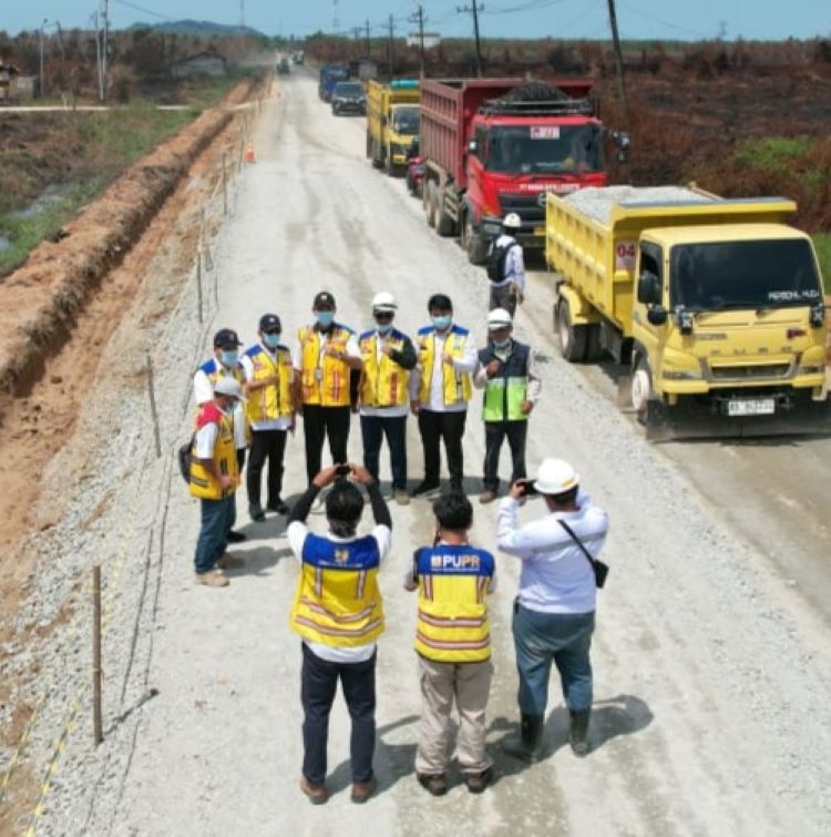 Proyek APBN 2026 di Desa Galang, Mempawah, Kalimantan Barat, meninggikan badan jalan untuk atasi banjir kronis.