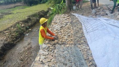 Proyek bronjong di Desa Semade, Kabupaten Landak Kalimantan Barat terbukti berkualitas tinggi dan dukung ekonomi lokal.