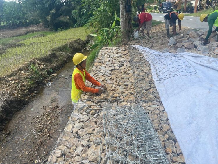 Proyek bronjong di Desa Semade, Kabupaten Landak Kalimantan Barat terbukti berkualitas tinggi dan dukung ekonomi lokal.
