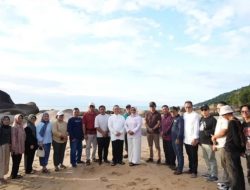 Tinjau Pantai Temajuk, Ria Norsan Dorong Wisata Perbatasan Kalbar Tembus Pasar Internasional