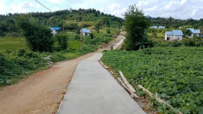 Pengerjaan proyek perbaikan jalan transmgrasi di Sanggau yang melibatkan partisipasi aktif warga, Kadus, hingga Kades. Kolaborasi ini jadi kunci sukses realisasi RAB tanpa cacat.
