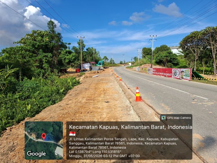 Infrastruktur jalan Kalimantan Barat melesat pada Juni 2026. Dari peninggian jalan atasi banjir hingga tangani longsor, BPJN Kalbar pacu konektivitas dan ekonomi warga.