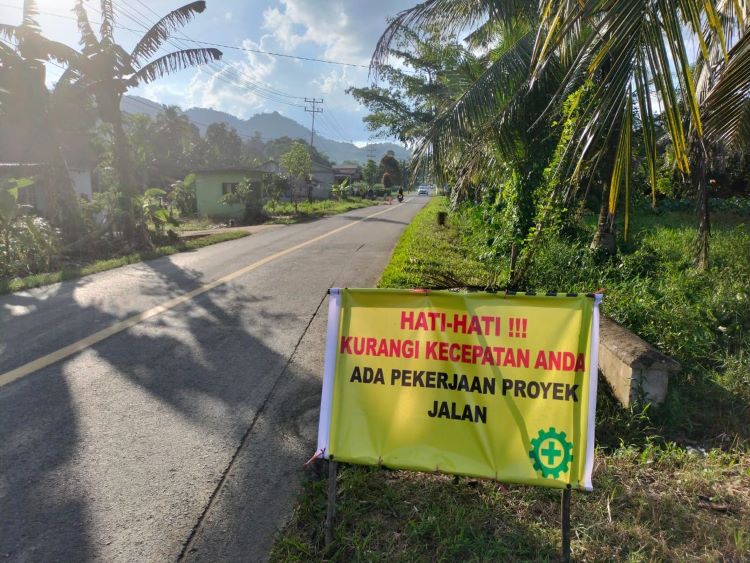 Antusiasme tokoh setempat sangat tinggi. Mereka menyambut baik penanganan jalan nasional yang kini diperlebar dan dilapisi aspal mulus. Jalan yang dulu mungkin hanya menjadi keluh, kini menjadi penghubung harapan. Akses menuju Jagoi Babang yang semakin mulus membuka keran ekonomi, memangkas waktu tempuh, dan menjanjikan distribusi logistik yang lebih efisien.