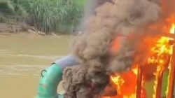 Aksi pembakaran lanting jek penambang emas liar di Sungai Boyan, Sanggau, Kalimantan Barat, memanas. Warga desak penghentian PETI akibat rusaknya sumber air saat kemarau